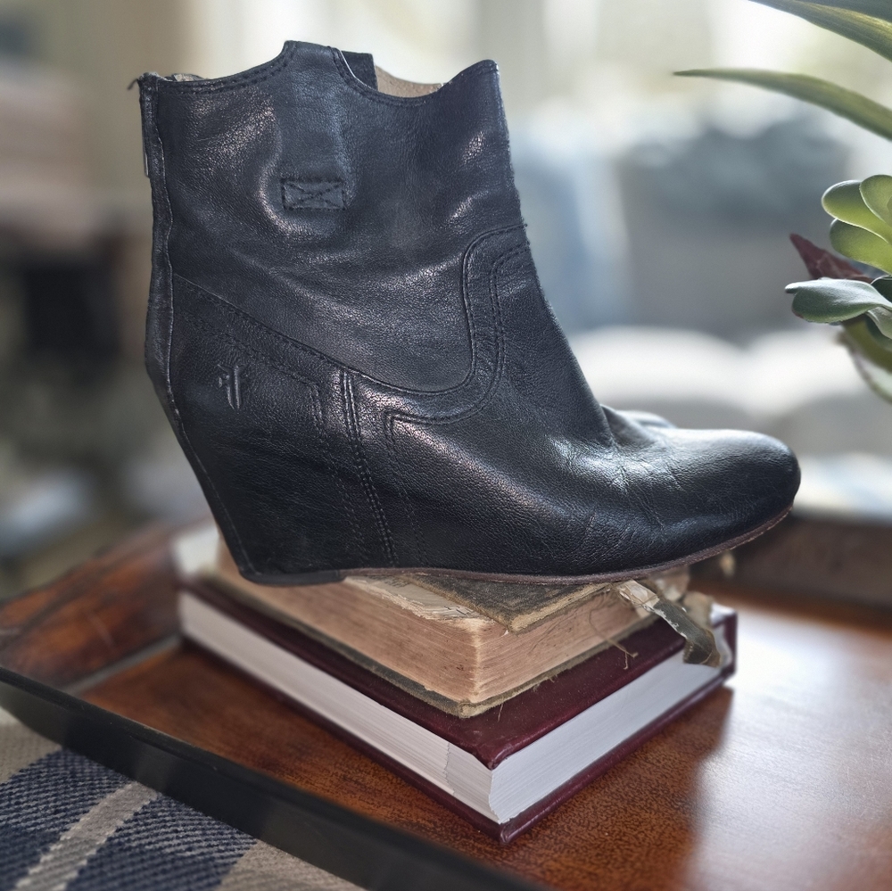 Frye Black Leather Wedge Ankle Boots Size 7 - Picture 2 of 5